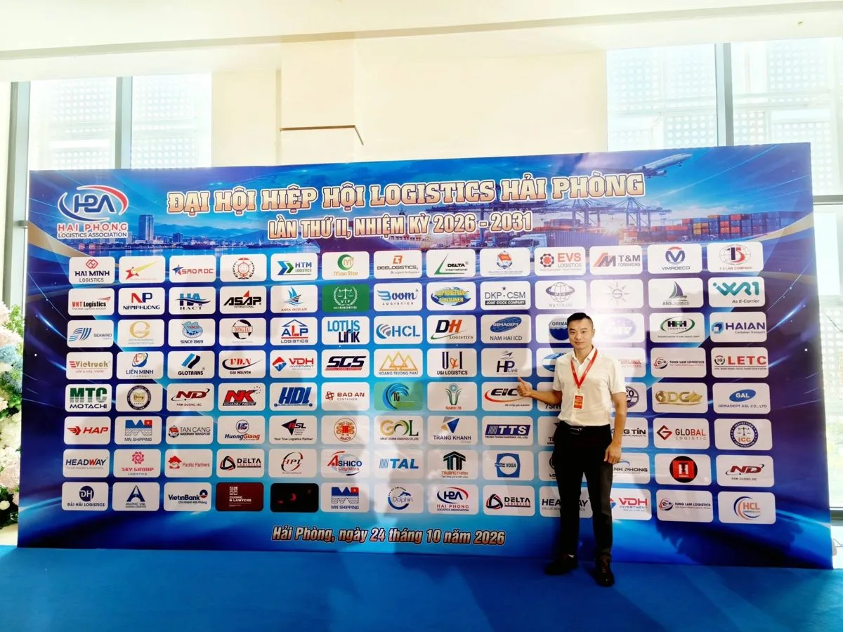 Đại diện HP LINK bên phông logo các doanh nghiệp logistics tại Đại hội