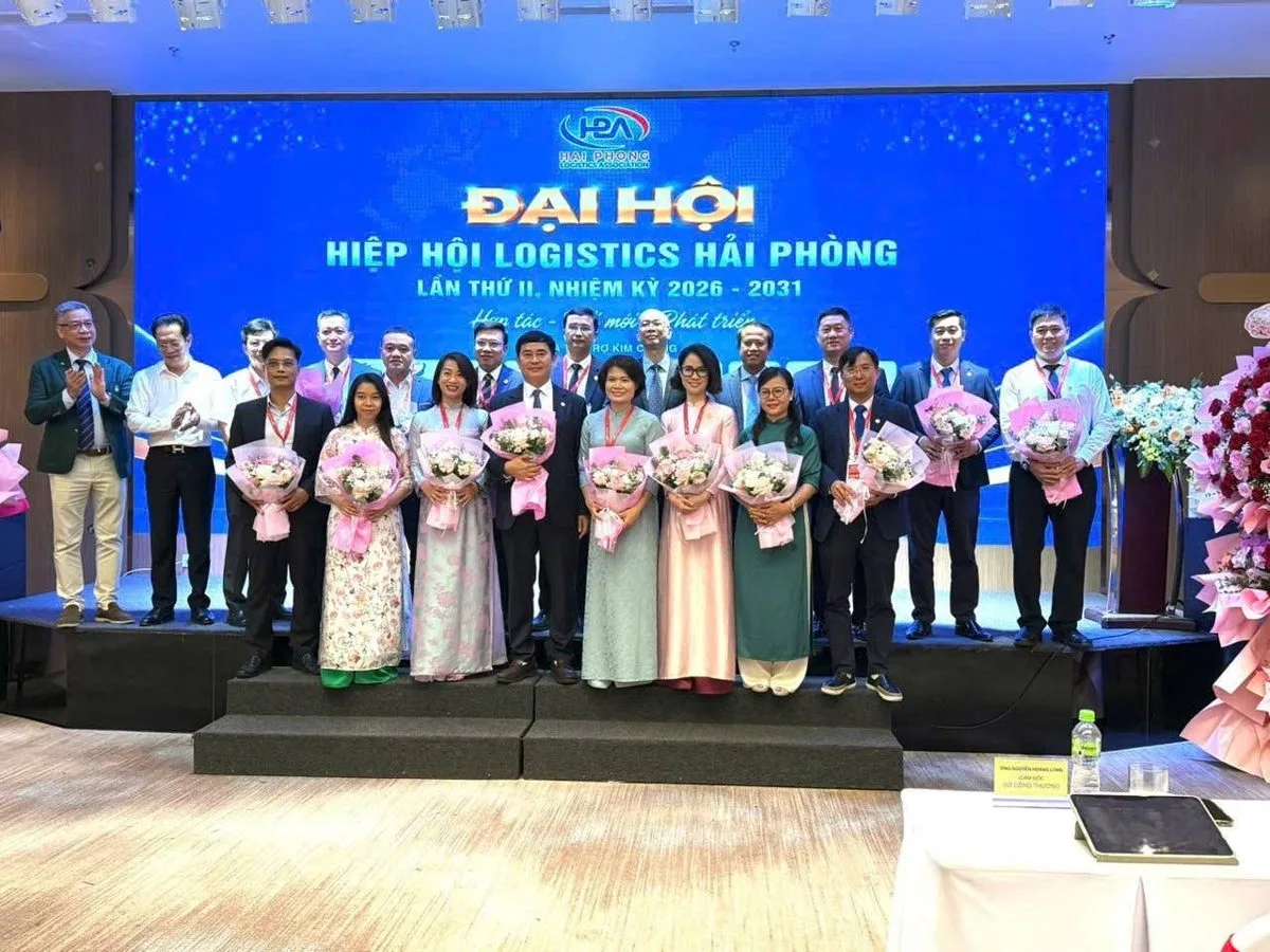 Các đại biểu nhận hoa trên sân khấu Đại hội Hiệp hội Logistics Hải Phòng nhiệm kỳ 2026–2031