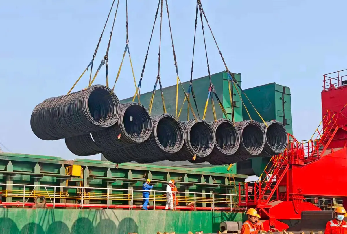 Cẩu dỡ thép cuộn dây từ tàu hàng rời xuống cầu cảng, công nhân giám sát an toàn
