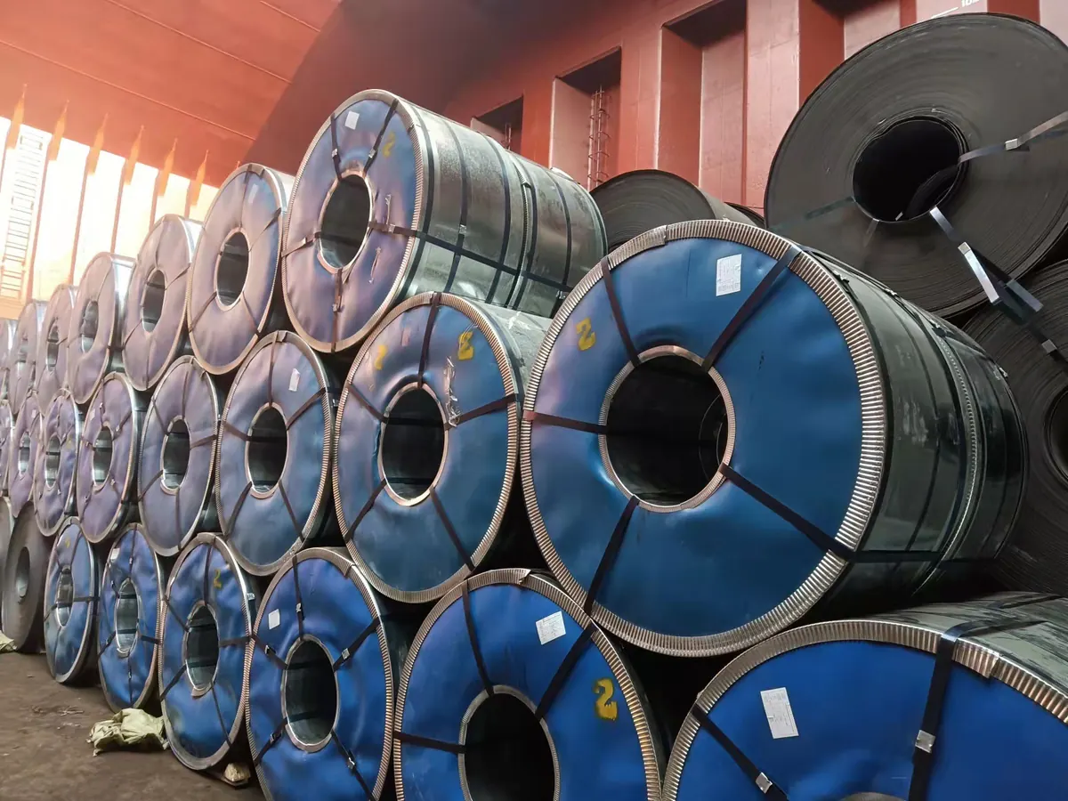 Cuộn thép mạ kẽm xếp trong hầm tàu hàng rời