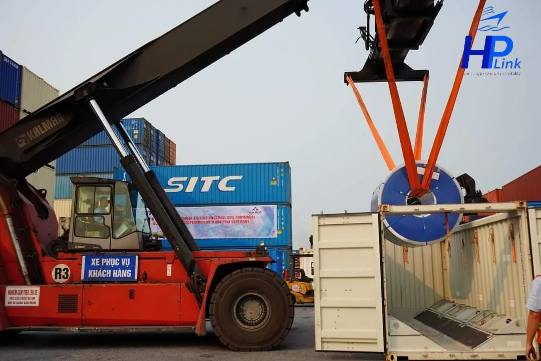 Đóng cuộn thép vào container để vận chuyển đường biển về cảng Hải Phòng