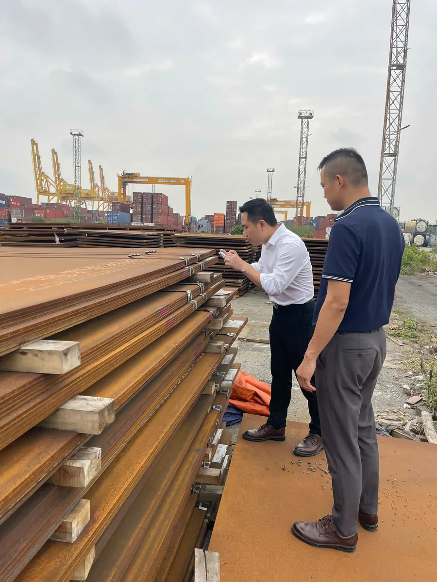 Kiểm tra nhãn kiện thép tấm tại bãi cảng Hải Phòng