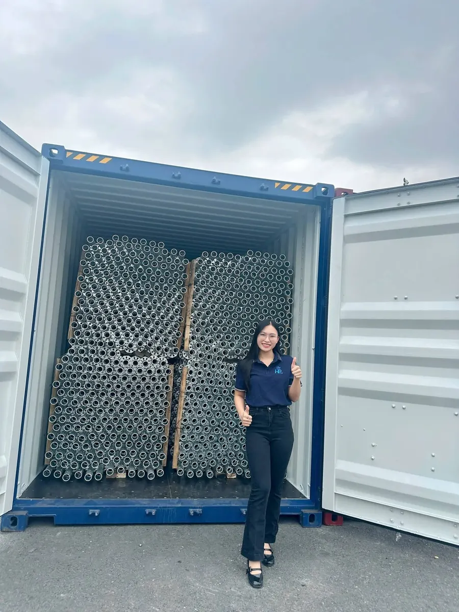 Nhân viên HP LINK bên container hàng ống thép mạ tại cảng Hải Phòng