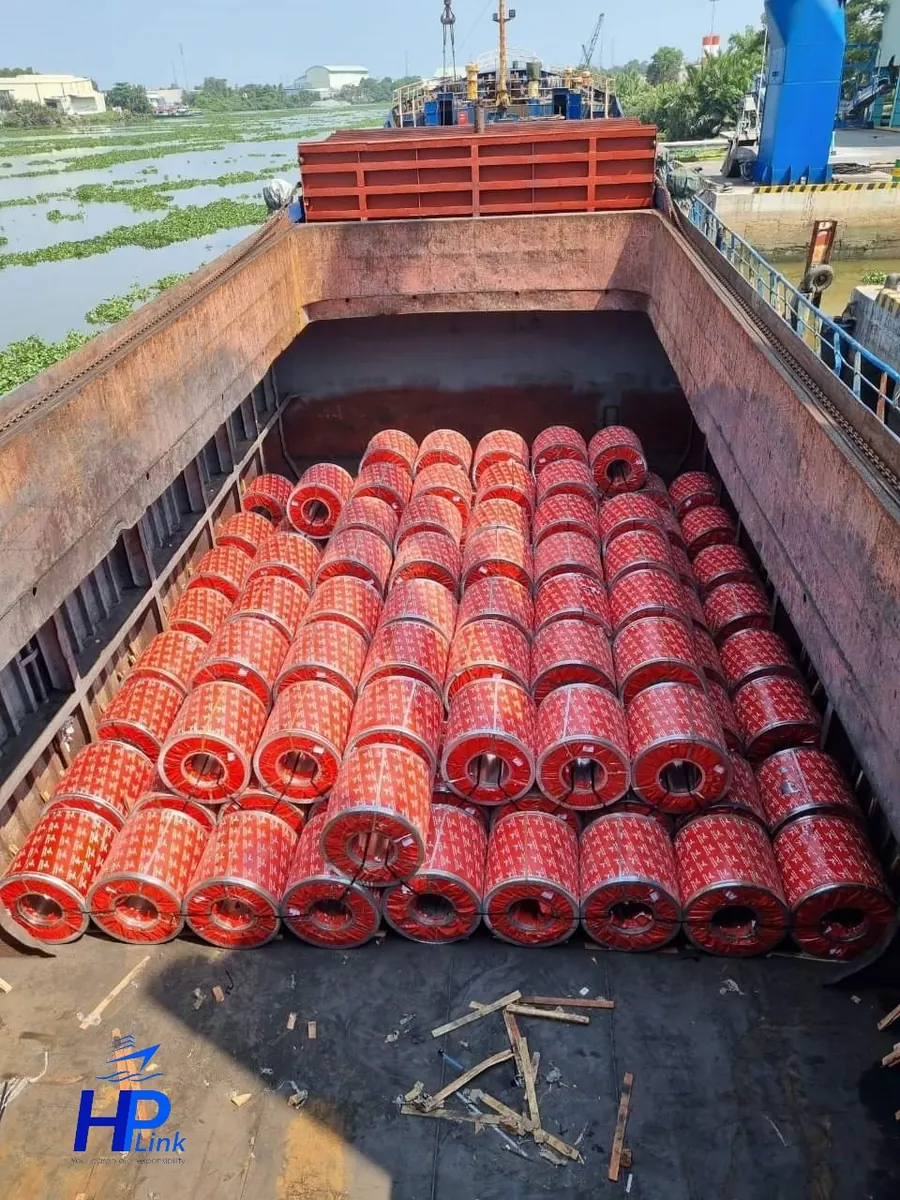 Thép cuộn bọc giấy xếp trong sà lan chuyển tải hàng thép
